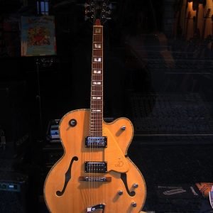 cat-kayu-untuk-gitar